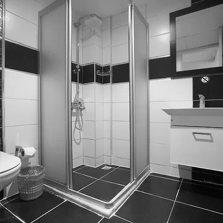 ゲストハウス オズバイ 2*